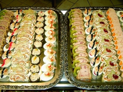 Leckere kalte Häppchen: Gefüllte Eier, Pastete, Lachsrolle